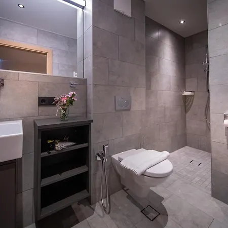 Sunny In - Out - Self Check-in Apartment